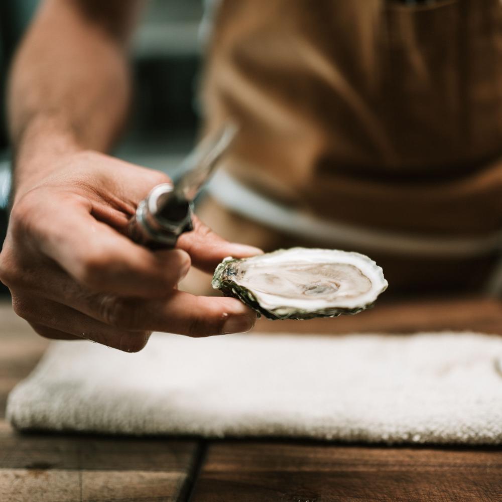 Een verse oester wordt geopend